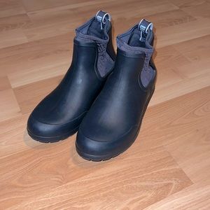 UGG navy shortie rubber boots, with removable Sherpa inserts, size 8